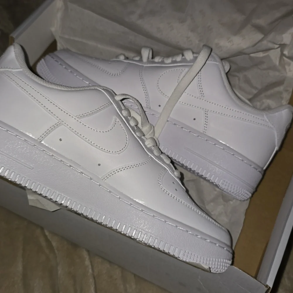 NIB Nike AIR FORCE ONES '07 - Womens SIZE 9 - Picture 3 of 6